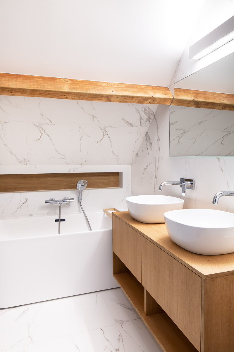 Baja Architecture Réalisation salle de bain baignoire double vasque chez A et S au Vésinet dans une maison de 240 m2