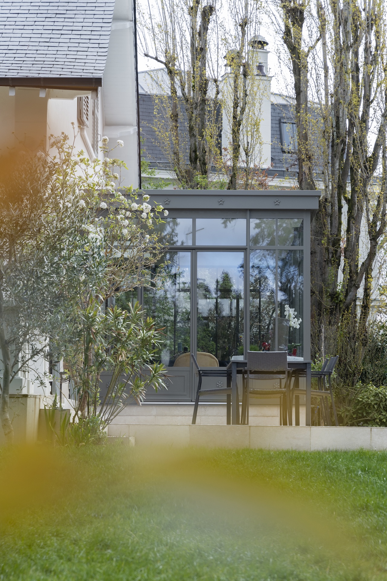 Baja Architecture Réalisation veranda et terrasse chez A et S au Vésinet dans une maison de 240 m2