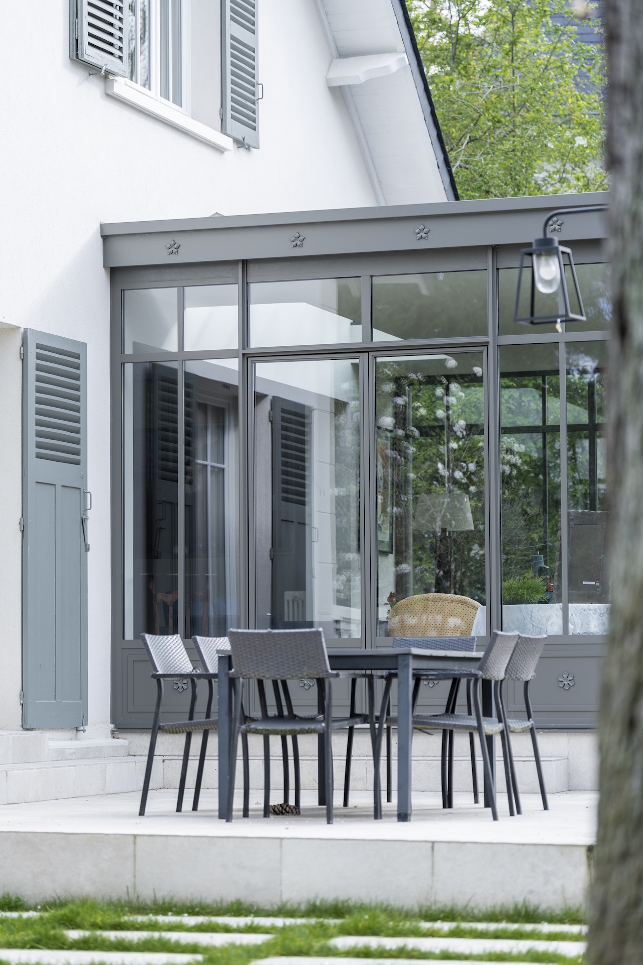 Baja Architecture Réalisation terrasse et mobillier de jardin chez A et S au Vésinet dans une maison de 240 m2