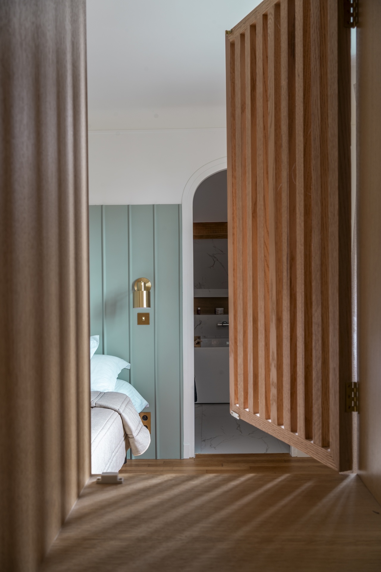 Baja Architecture Réalisation suite parentale détail porte chez A et S au Vésinet dans une maison de 240 m2