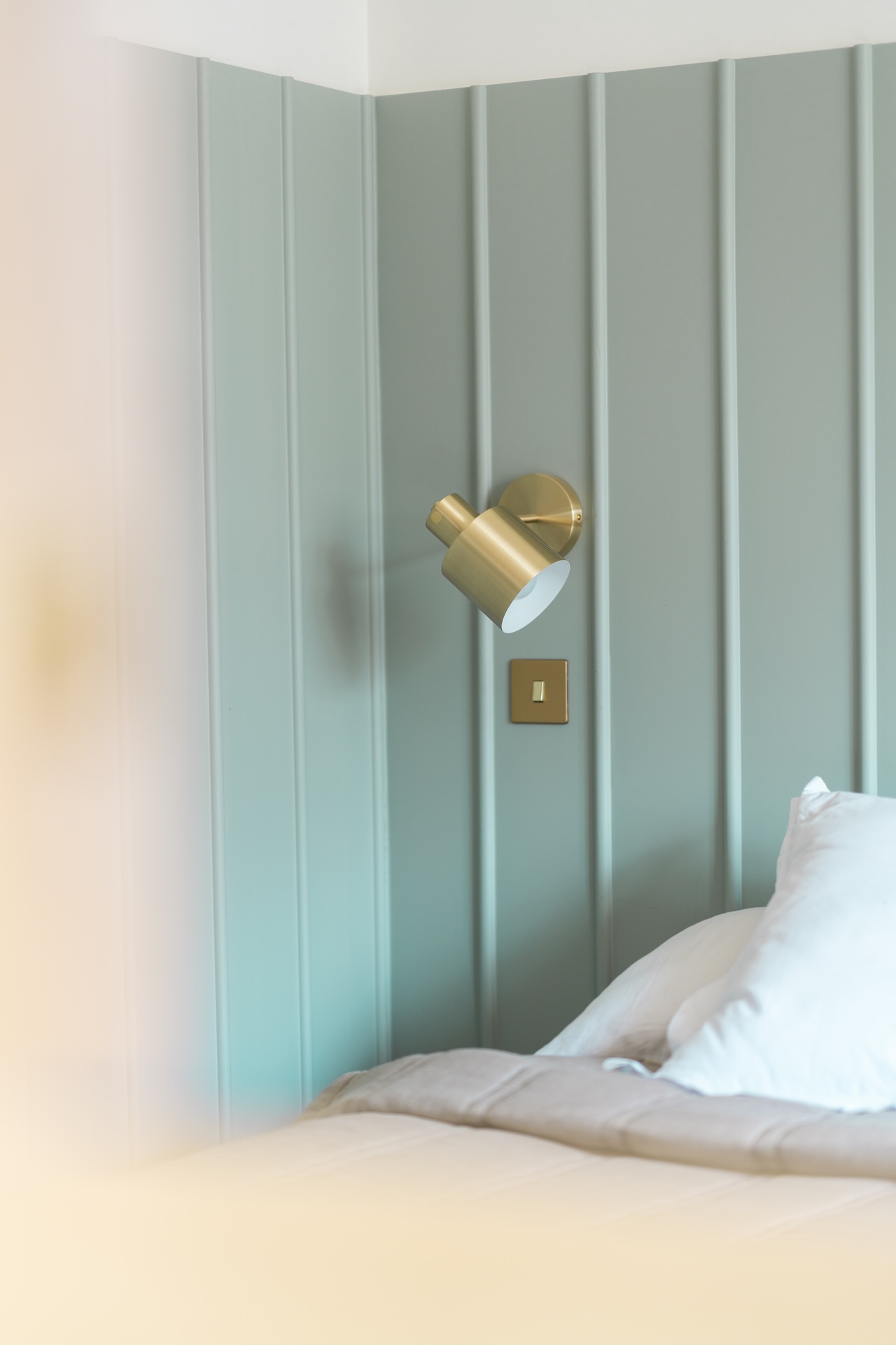 Baja Architecture Réalisation luminaire mural chambre chez A et S au Vésinet dans une maison de 240 m2