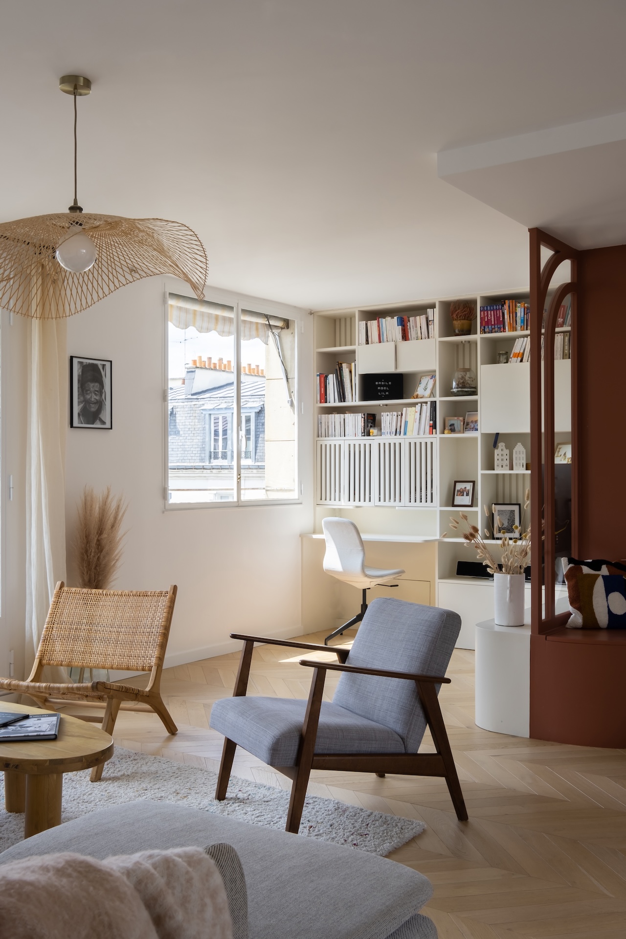 Baja Architecture Réalisation bureau et bibliothèque dans la pièce de vie chez I et J à Paris dans un appartement de 90 m2