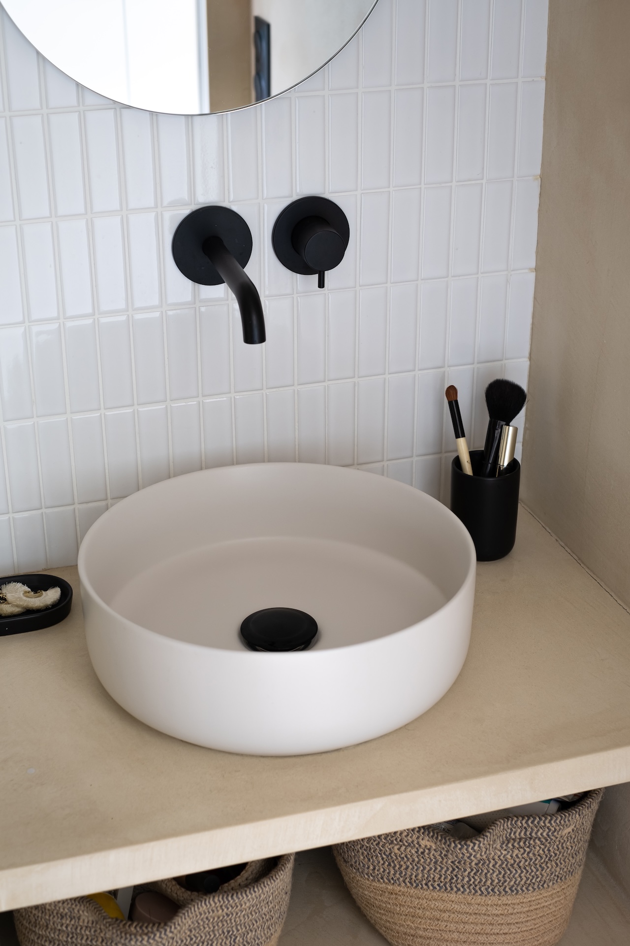 Baja Architecture Réalisation détail vasque et robinet dans une salle de bain chez I et J à Paris dans un appartement de 90 m2