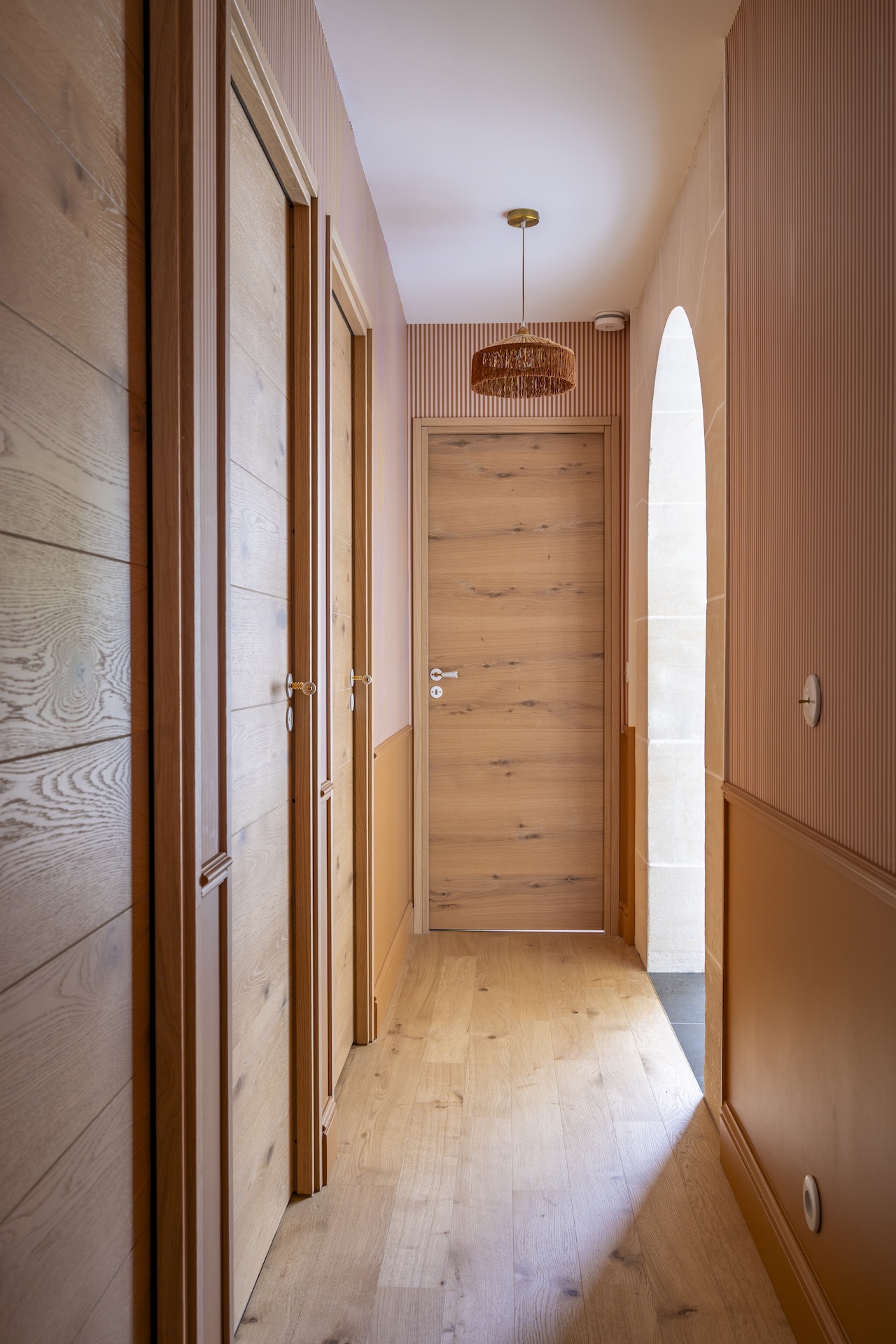 Baja Architecture Réalisation couloir en bois chez A et J à Rueil Malmaison dans une maison de 345 m2