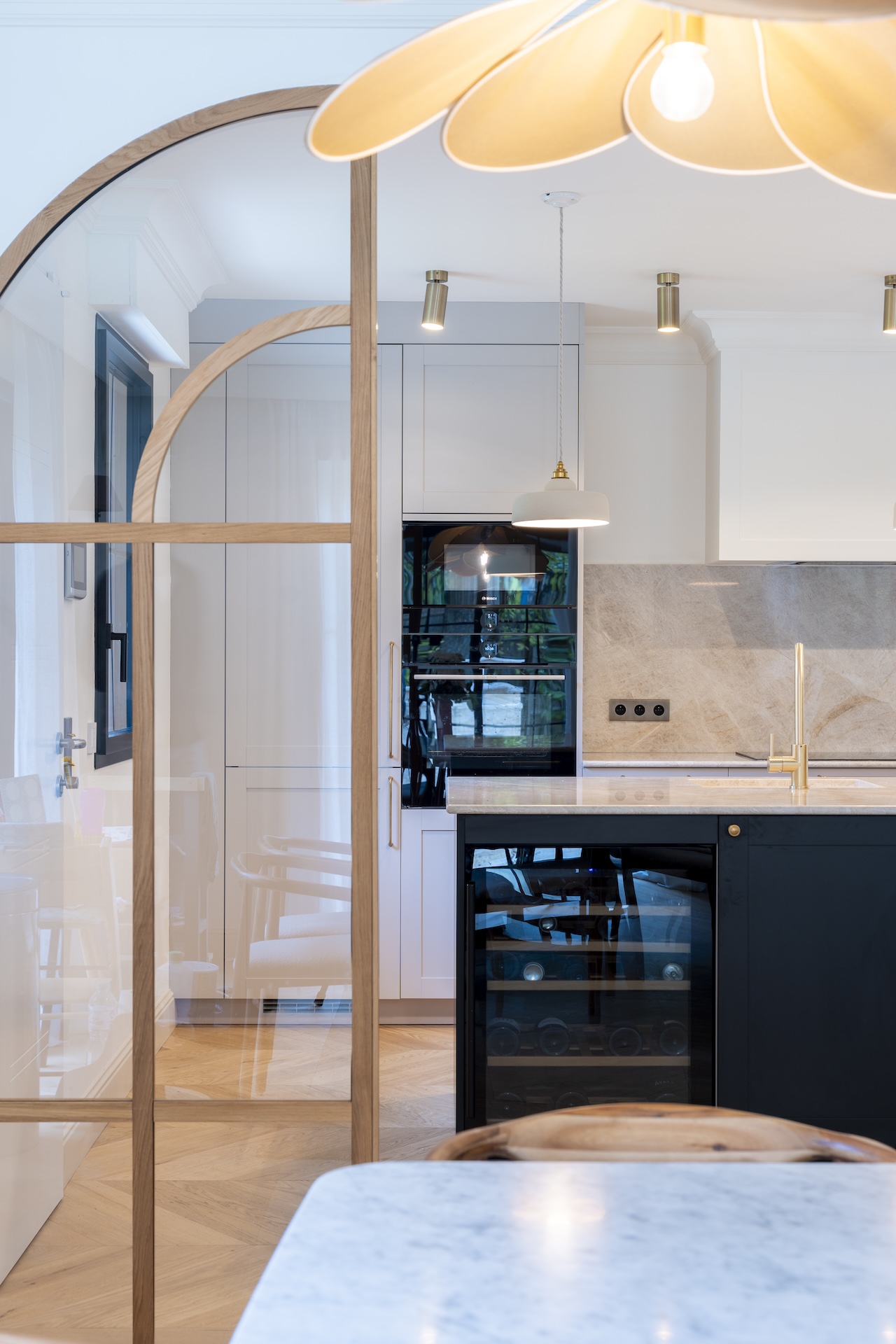 Baja Architecture Réalisation cuisine ouverte sur la salle à manger chez A et J à Rueil Malmaison dans une maison de 345 m2