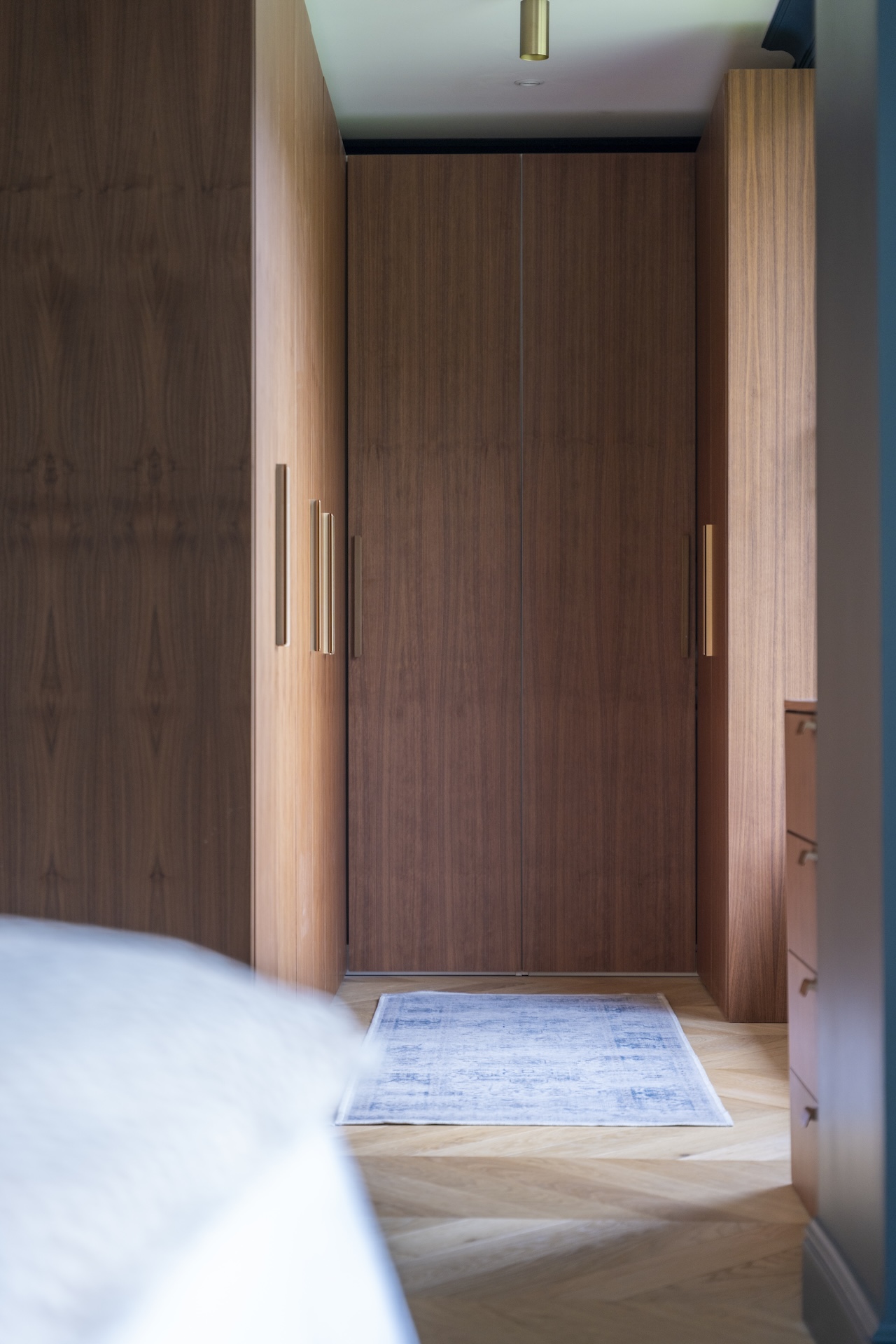 Baja Architecture Réalisation dressing sur mesure en bois chez A et J à Rueil Malmaison dans une maison de 345 m2