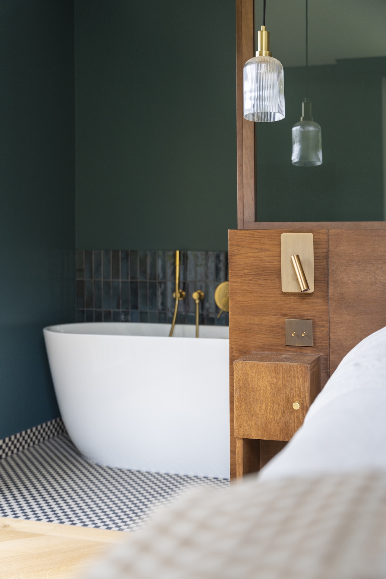 Baja Architecture Réalisation suite parentale avec baignoire chez A et J à Rueil Malmaison dans une maison de 345 m2