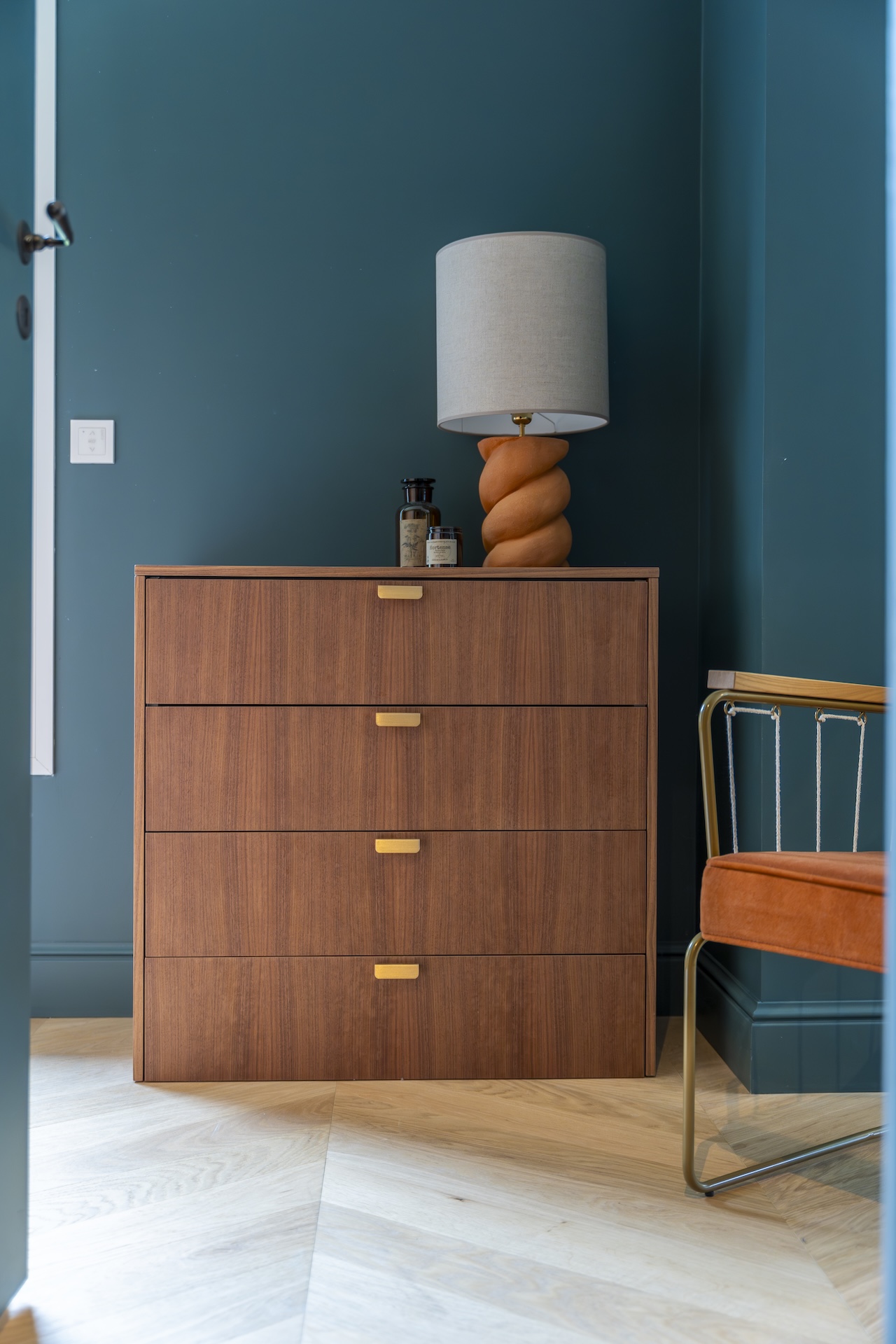 Baja Architecture Réalisation aménagement et décoration avec une lampe posée sur une commode chez A et J à Rueil Malmaison dans une maison de 345 m2
