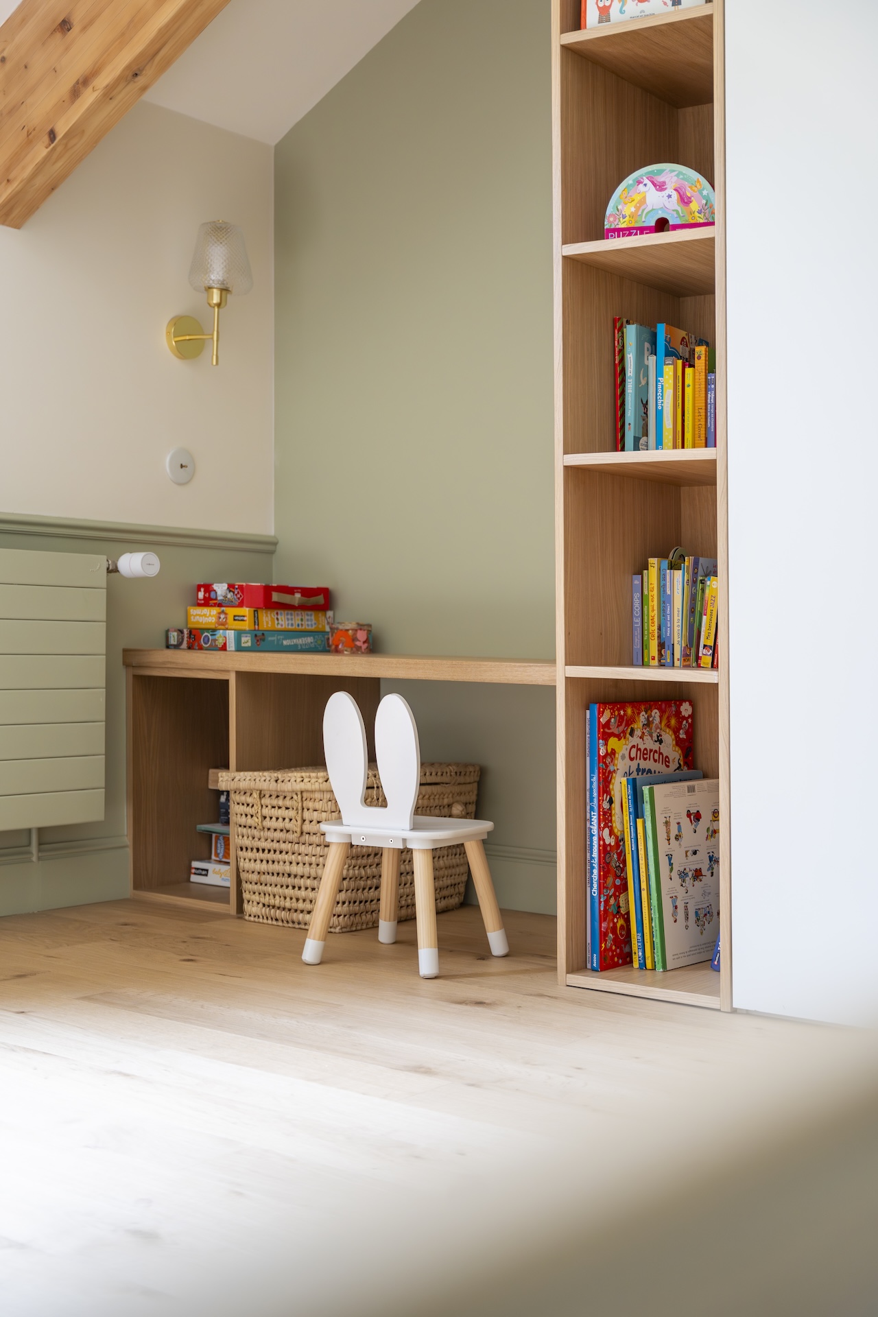 Baja Architecture Réalisation bureau sur-mesure dans une chambre enfant chez A et J à Rueil Malmaison dans une maison de 345 m2