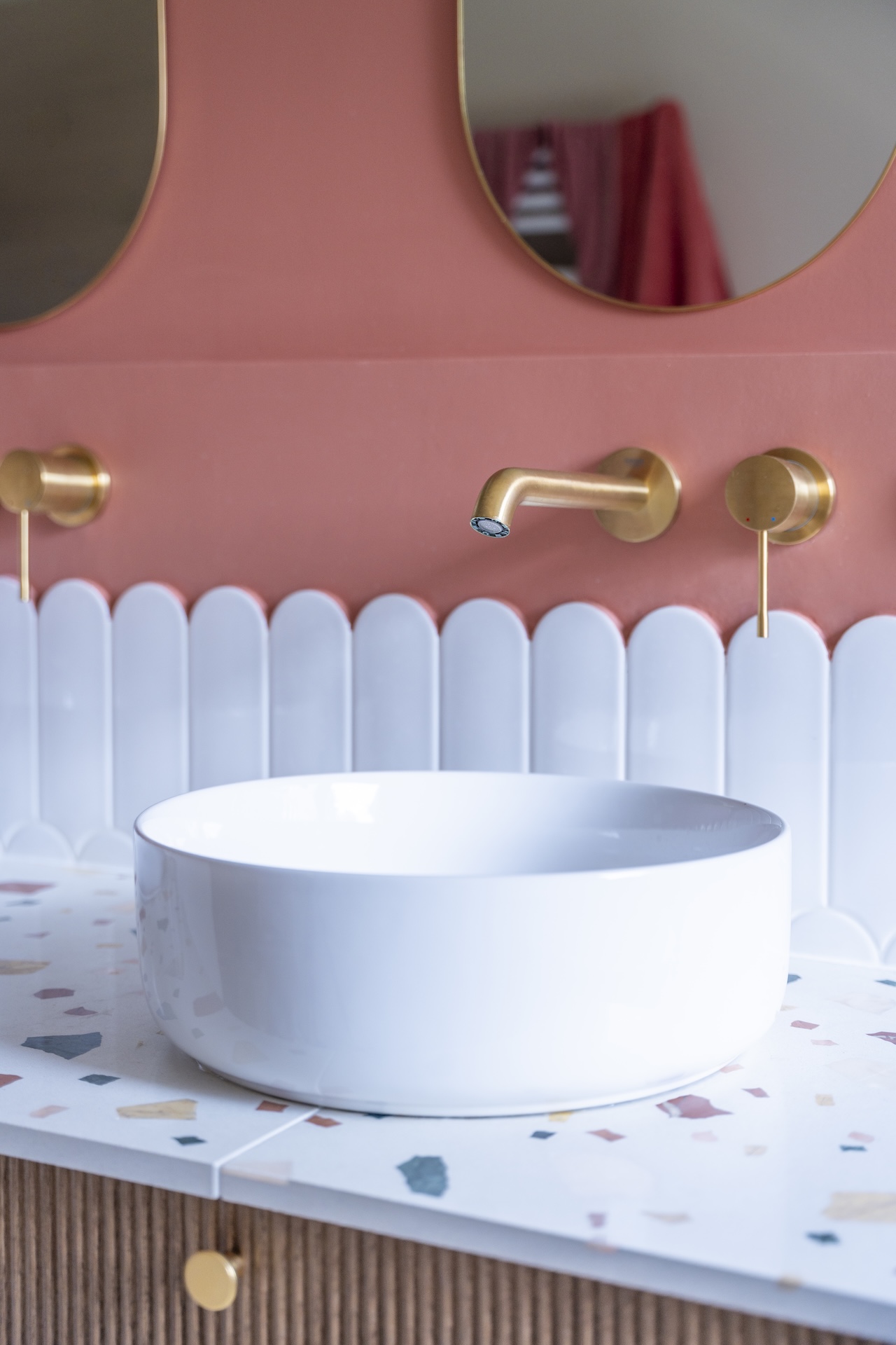 Baja Architecture Réalisation salle de bain meuble vasque chez A et J à Rueil Malmaison dans une maison de 345 m2