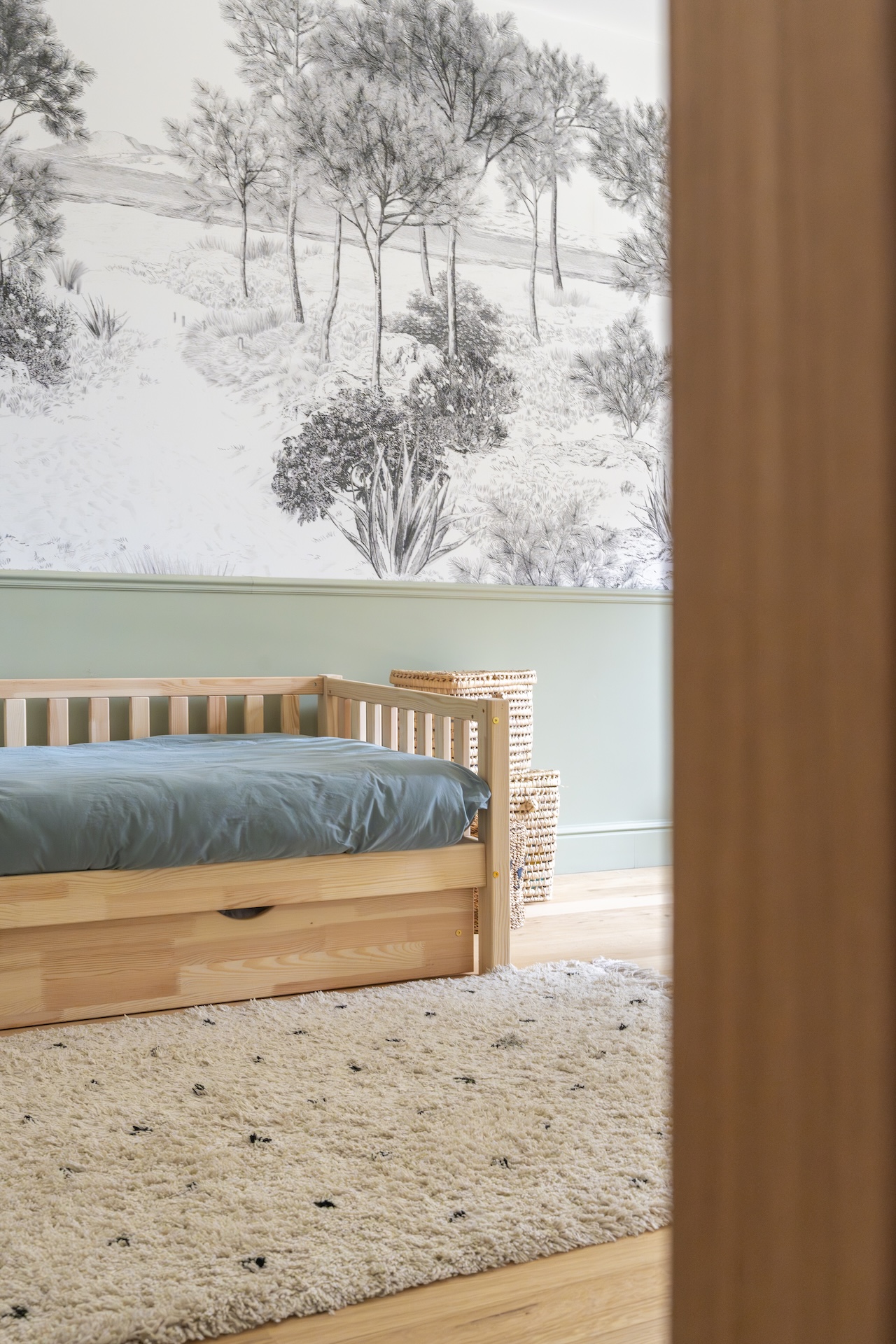 Baja Architecture Réalisation chambre d'enfant avec du papier peint chez A et J à Rueil Malmaison dans une maison de 345 m2