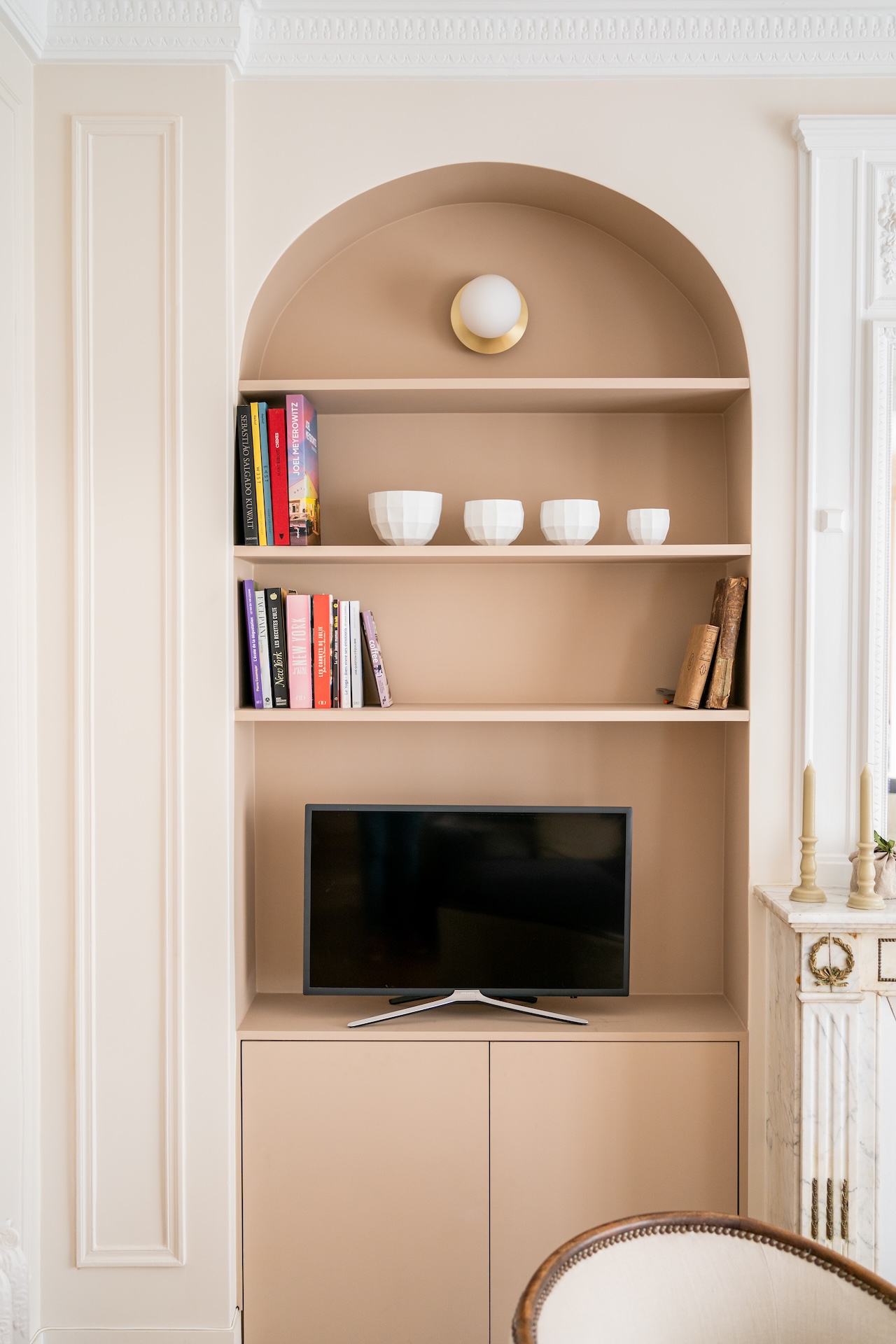 Baja Architecture Réalisation meuble tv rangements sur mesure chez M et JF à Paris dans un appartement de 110 m2