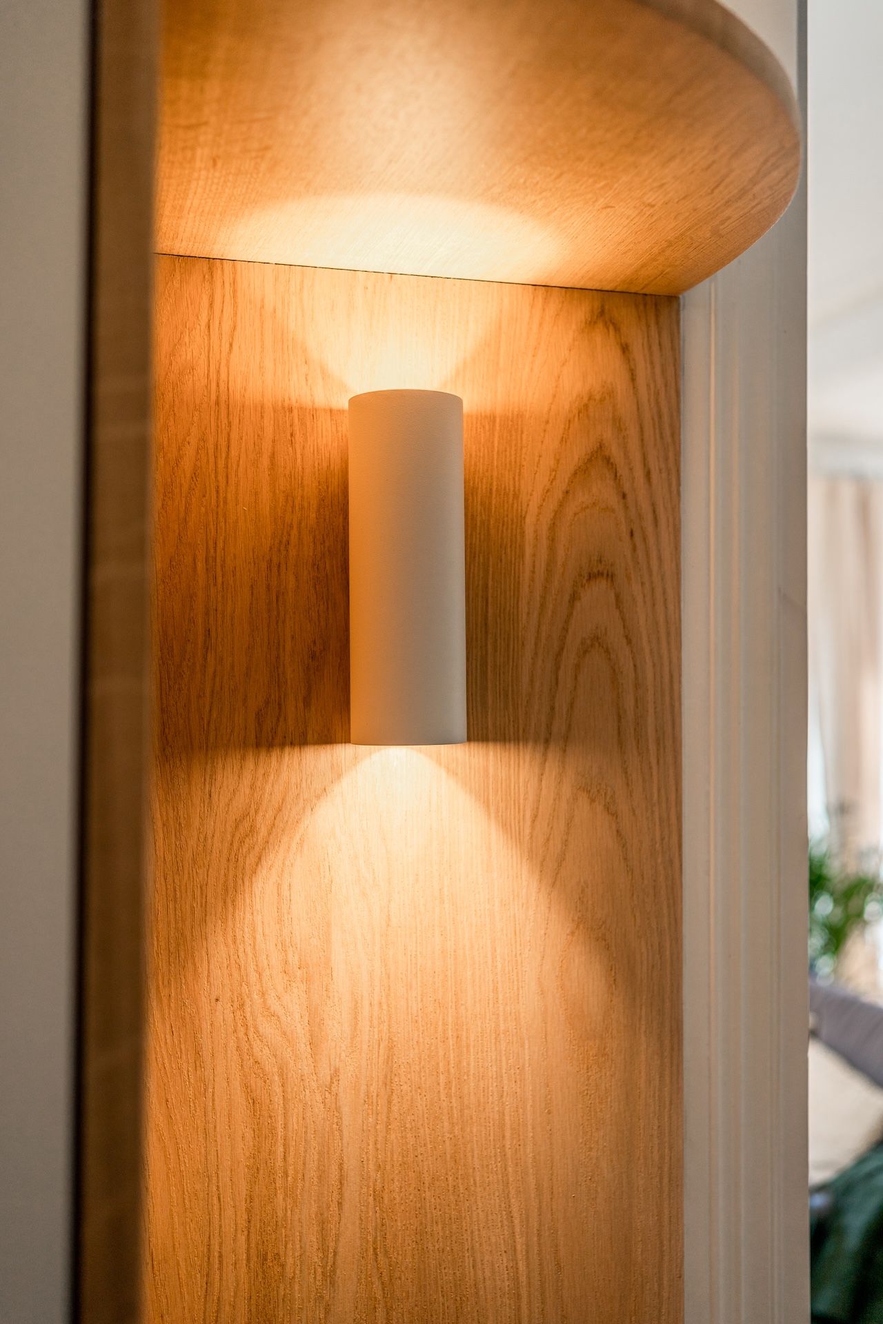 Baja Architecture Réalisation détail luminaire chez M et JF à Paris dans un appartement de 110 m2