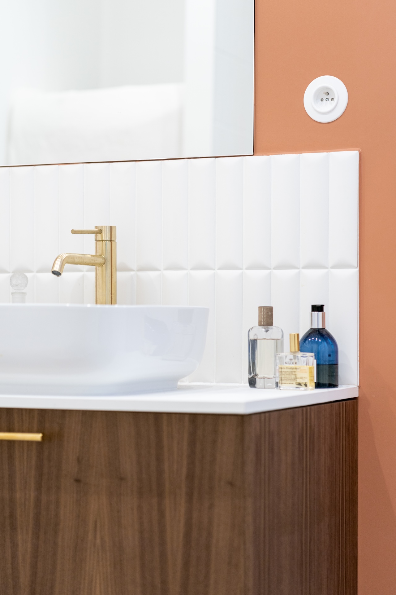 Baja Architecture Réalisation vasque et robinet de salle de bain chez M et JF à Paris dans un appartement de 110 m2