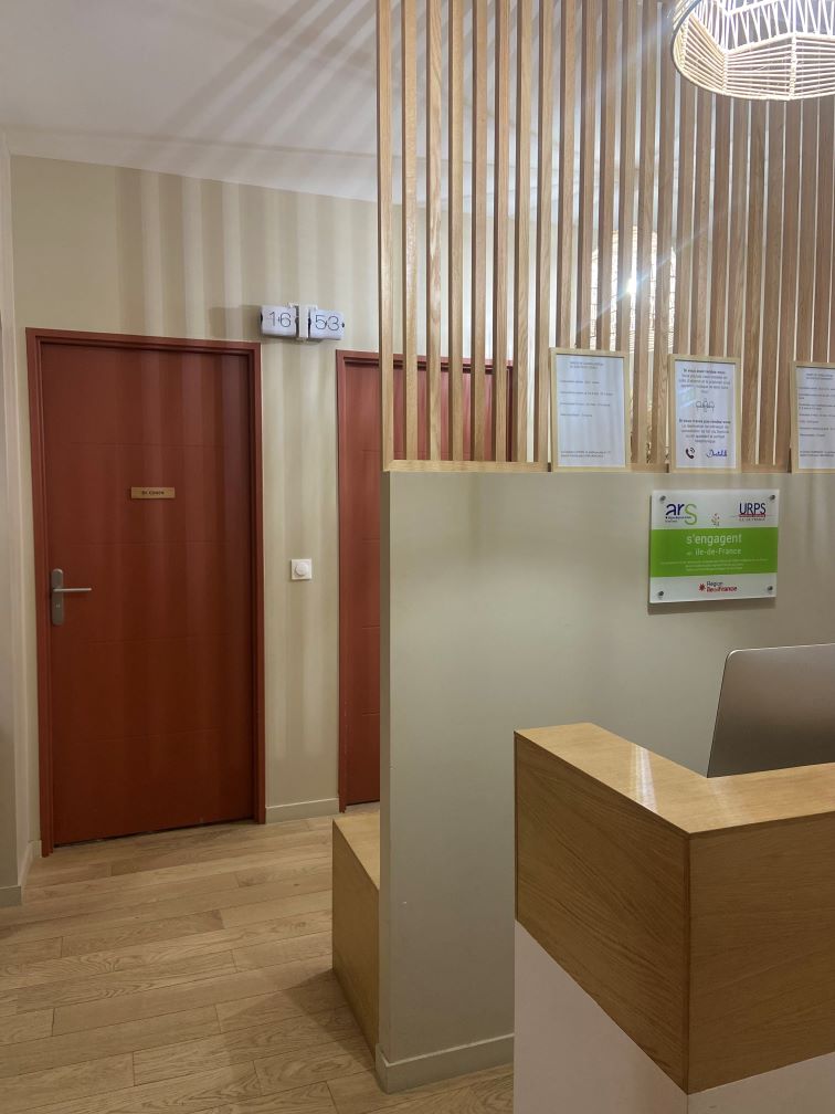 Baja Architecture Réalisation espace accueil dans un cabinet médical de 120 m2 à Clichy