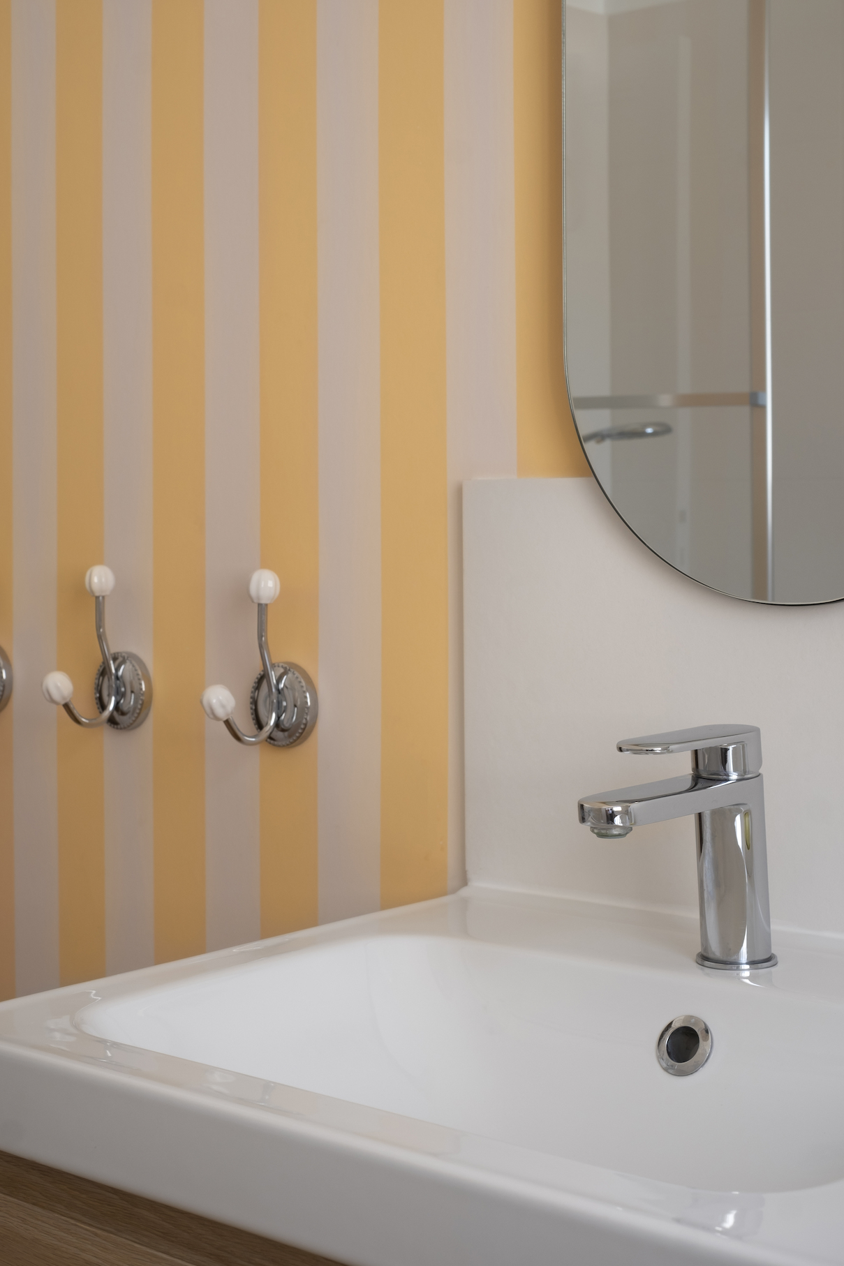 Baja Architecture Réalisation détail papier peint rayé et porte serviette dans une salle de bain chez A et S à Bordeaux Saint Seurin dans une maison de 175 m2