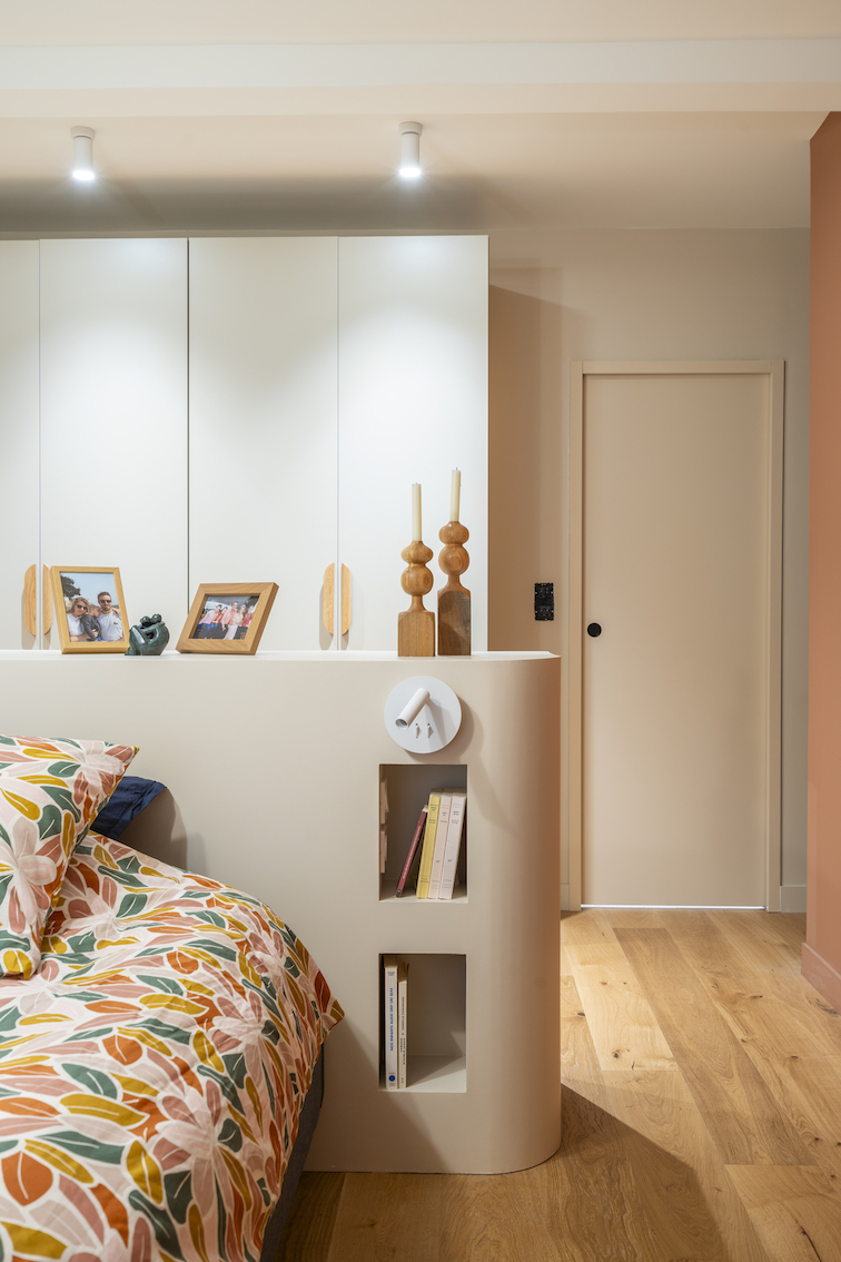 Baja Architecture Réalisation suite parentale, tête de lit sur-mesure chez C et M à Bougival dans une maison de 220 m2
