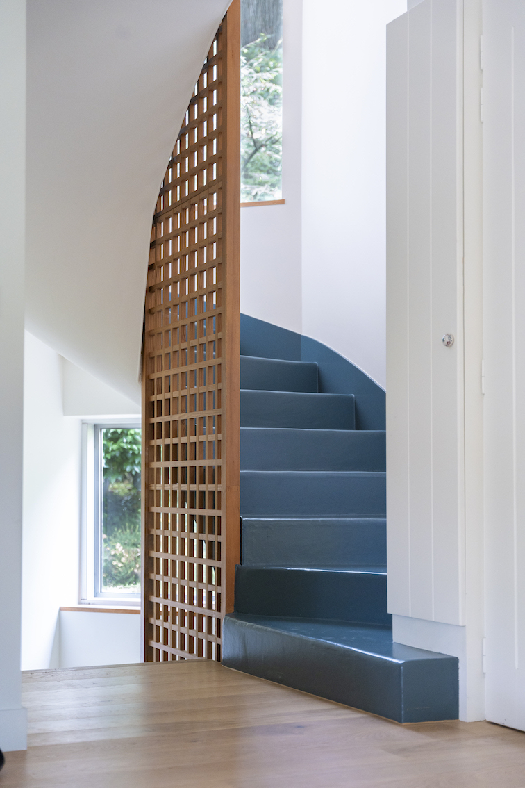 Baja Architecture Réalisation escalier béton couleur claustra chez C et S à Garches dans une maison de 180 m2