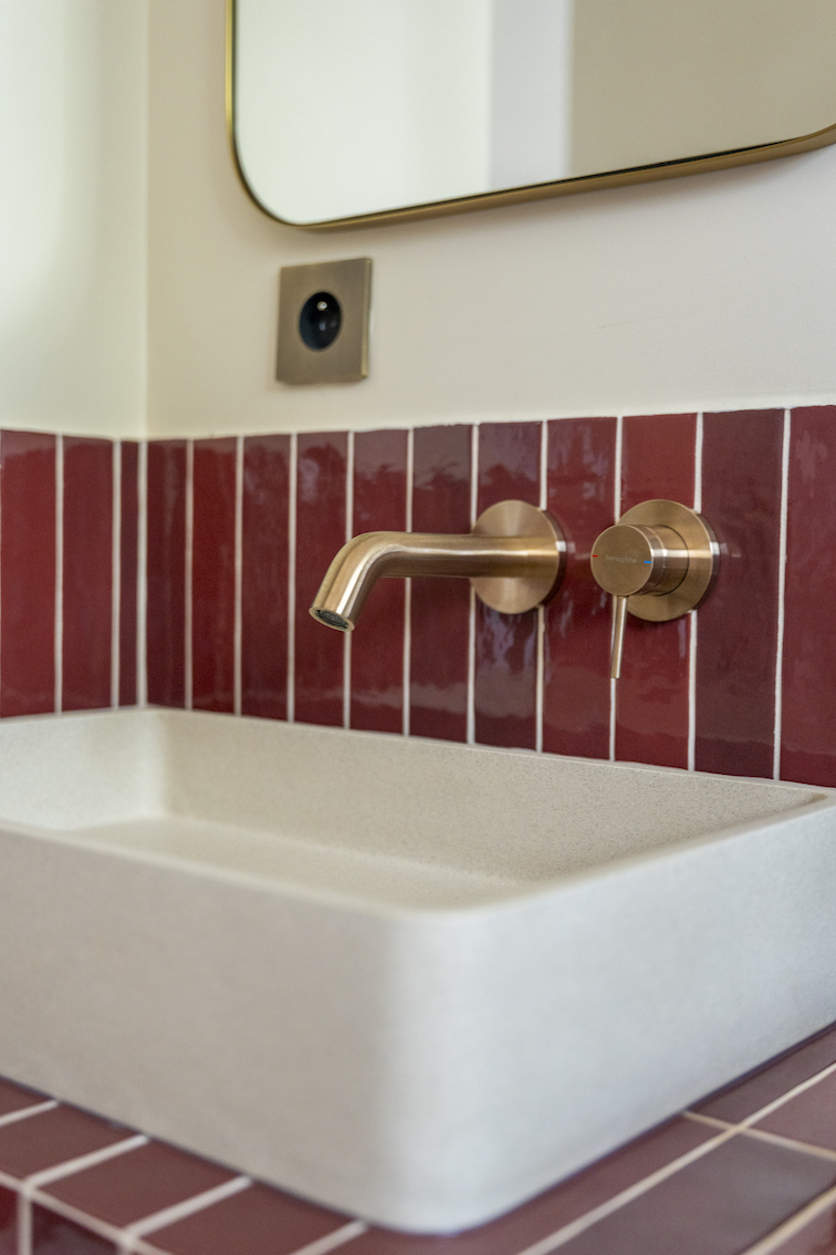 Baja Architecture Réalisation salle de bain robinetterie encastrée chez C et S à Garches dans une maison de 180 m2