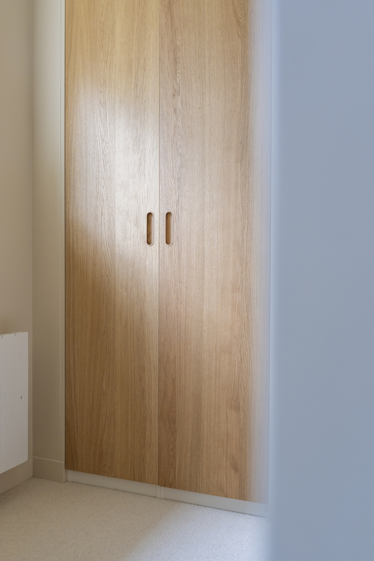 Baja Architecture Réalisation dressing bois chez C et S à Garches dans une maison de 180 m2
