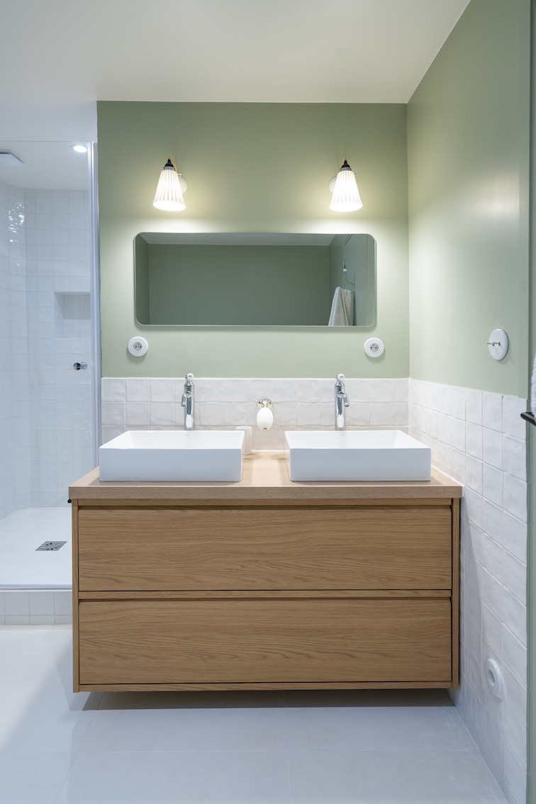 Baja Architecture Réalisation salle de bain douche double vasque chez C et S à Garches dans une maison de 180 m2