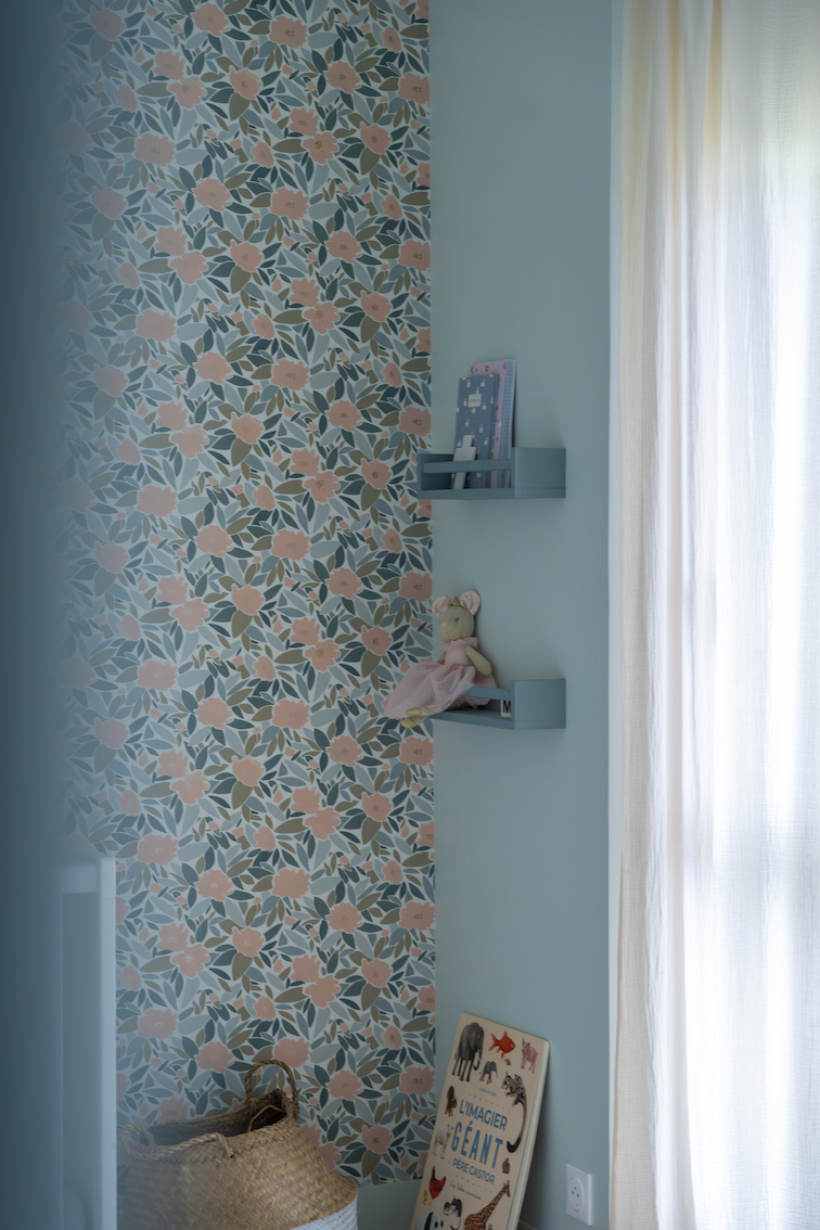 Baja Architecture Réalisation chambre enfant papier peint chez C et S à Garches dans une maison de 180 m2