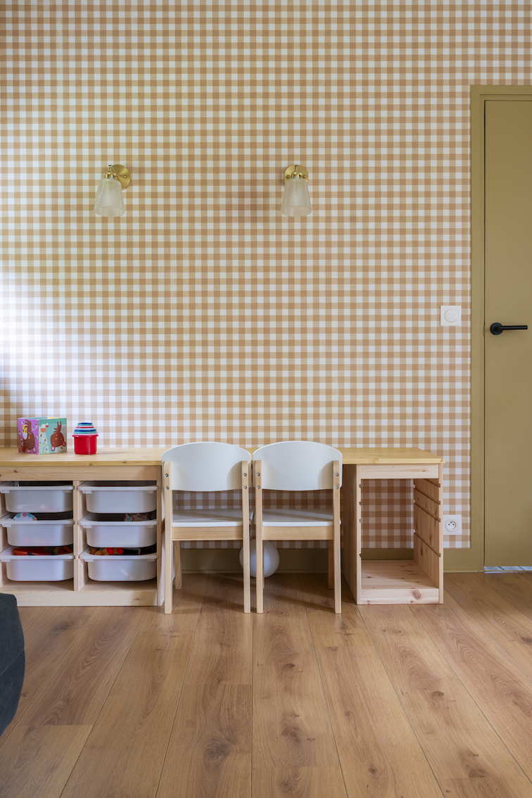 Baja Architecture Réalisation salle de jeux papier peint vichy chez C et S à Garches dans une maison de 180 m2