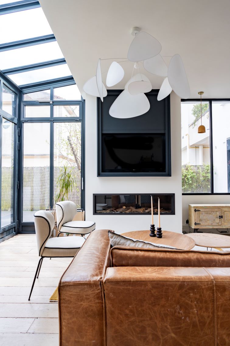 Baja Architecture Réalisation salon dans une véranda chez J et R à La Garenne Colombes dans une maison de 300 m2
