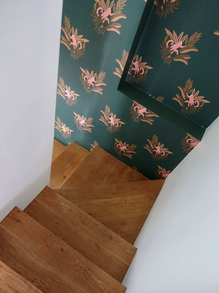 Baja Architecture Réalisation papier peint dans l'escalier chez J et R à Boulogne Billancourt dans un appartement triplex de 160 m2