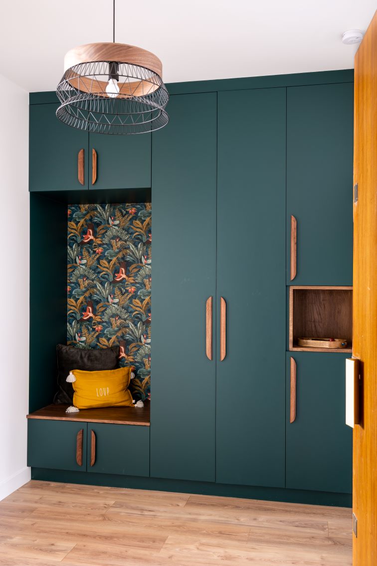 Baja Architecture Réalisation placards d'entrée sur-mesure avec banquette chez L et H à Levallois Perret dans un appartement de 80 m2