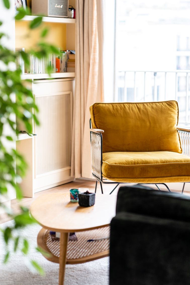 Baja Architecture Réalisation salon avec fauteuil jaune moutarde chez L et H à Levallois Perret dans un appartement de 80 m2