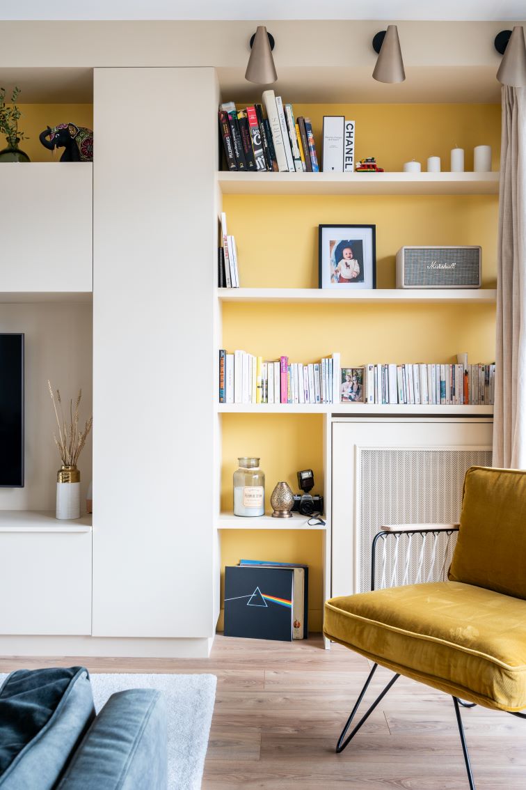 Baja Architecture Réalisation étagères de salon chez L et H à Levallois Perret dans un appartement de 80 m2