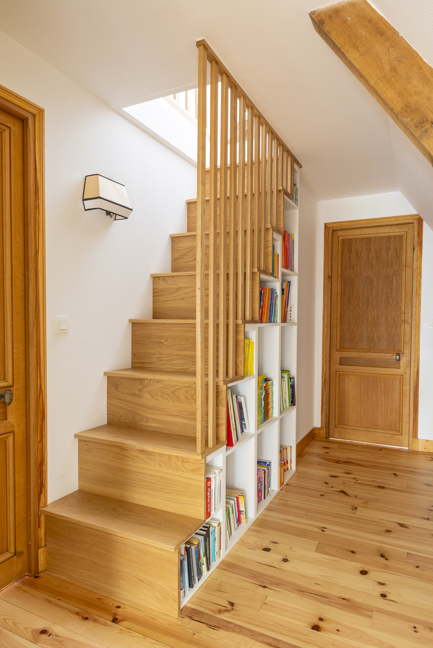 Baja Architecture Réalisation escalier d'entrée chez P et P à Bonneville-la-Louvet dans une maison de 260 m2
