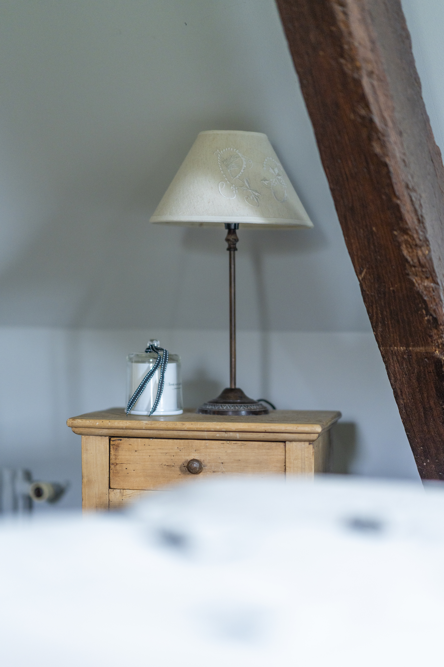 Baja Architecture Réalisation table de chevet dans une chambre chez P et P à Bonneville-la-Louvet dans une maison de 260 m2