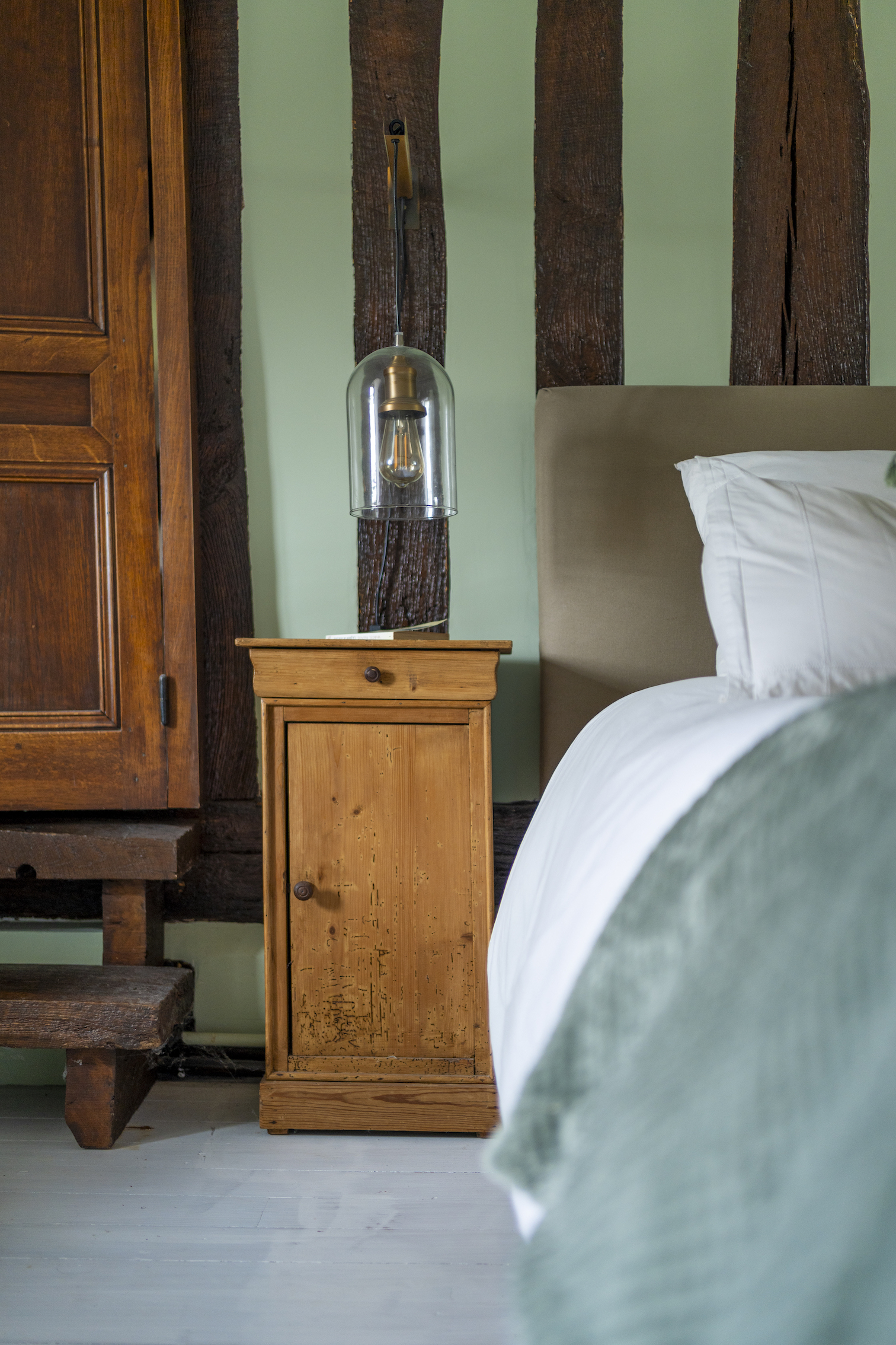 Baja Architecture Réalisation luminaire suspendu au dessus d'une table de chevet dans une chambre chez P et P à Bonneville-la-Louvet dans une maison de 260 m2