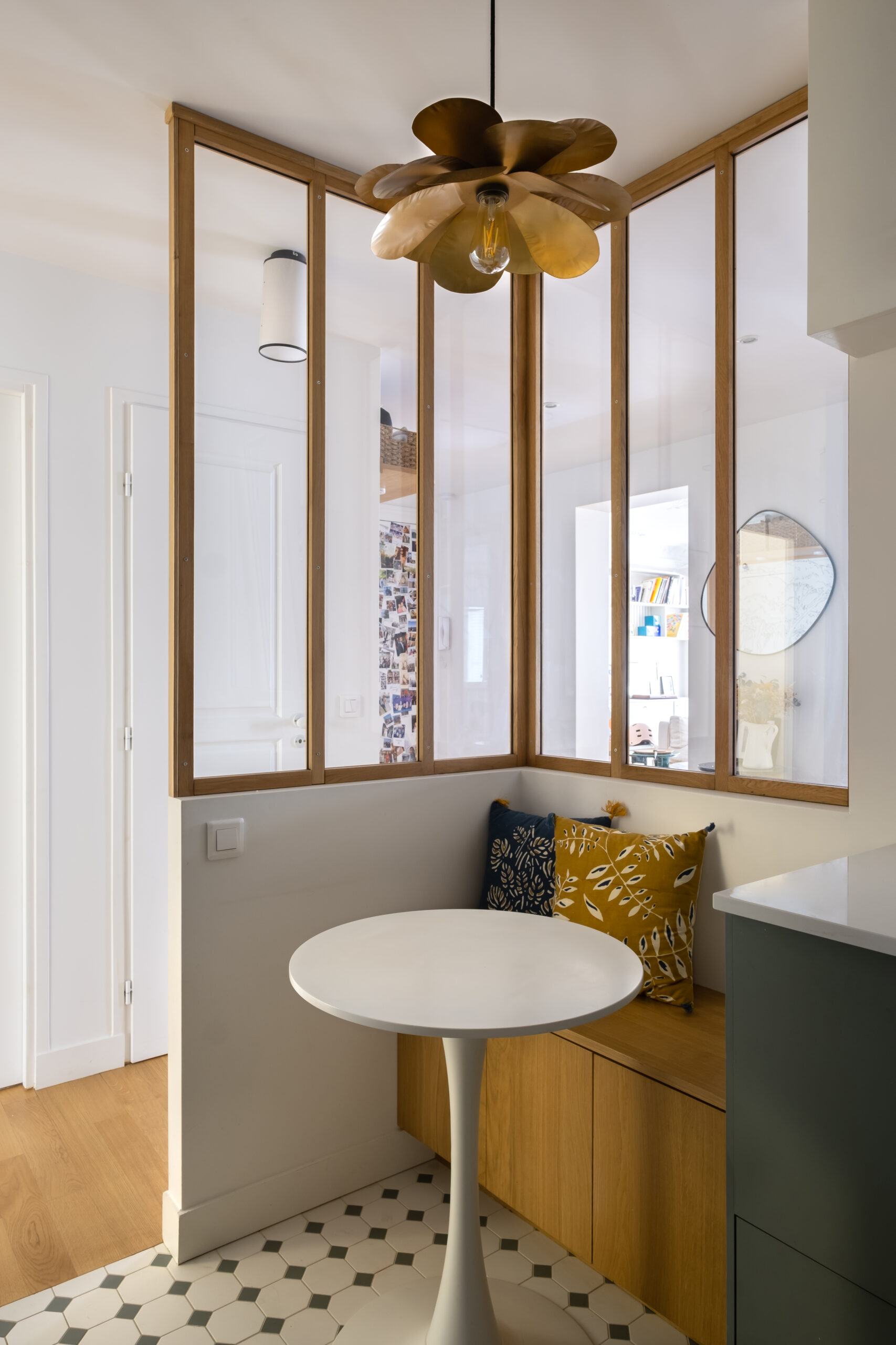Baja Architecture Réalisation table de cuisine avec banquette chez C et S à Paris dans un appartement de 102 m2