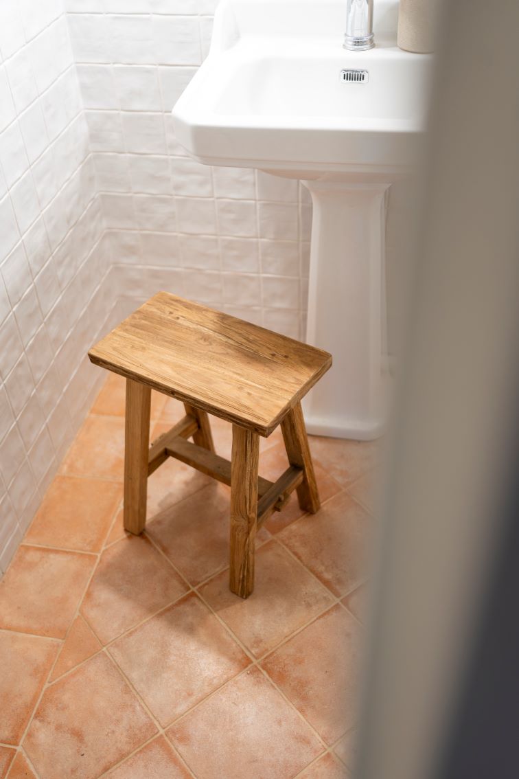 Baja Architecture Réalisation décoration salle de bain chez V et L à Saint-Gatien-des-Bois dans une maison secondaire de 205 m2