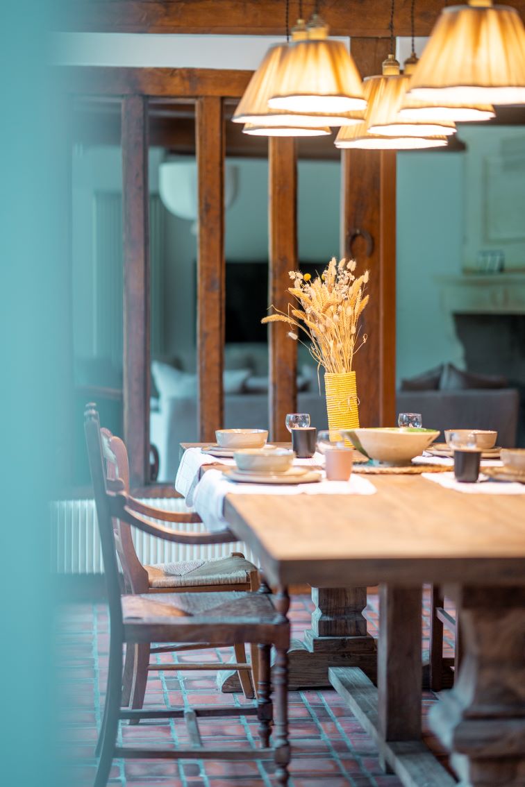 Baja Architecture Réalisation suspensions au dessus d'une table de salle à manger chez V et L à Saint-Gatien-des-Bois dans une maison secondaire de 205 m2